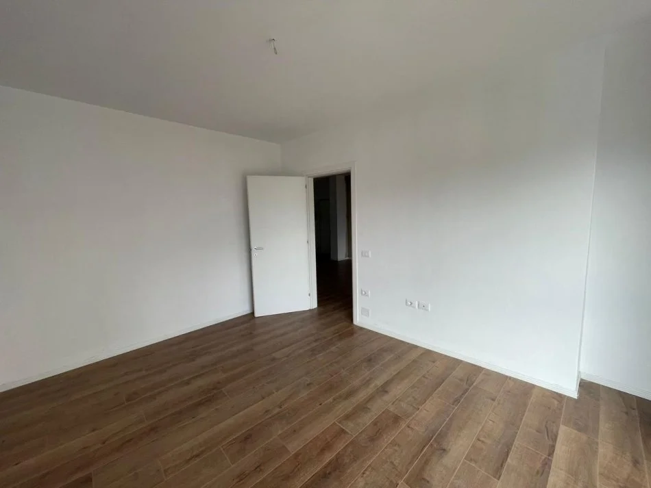 Tirane, shitet apartament 2+1+Ballkon Kati 2, 111 m² 192.000 € (Rruga e Burgut)