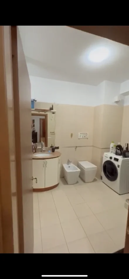 Tirane, jepet me qera apartament 3+1+Ballkon Kati 4, 150 m² 150 € (Rruga 5 Maji)