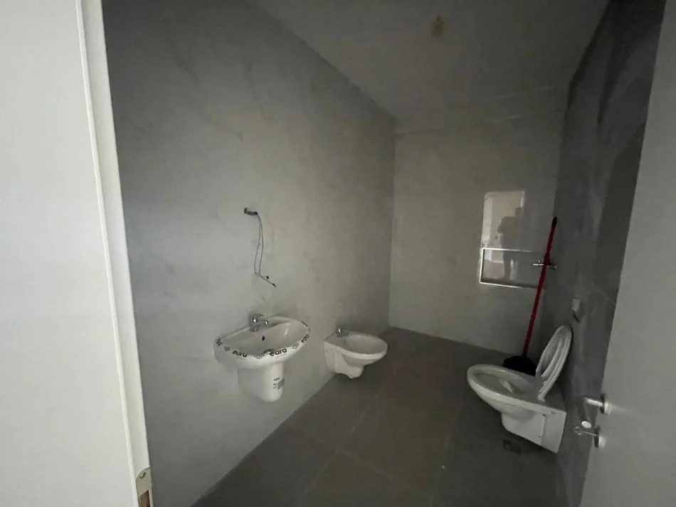 Tirane, shitet apartament 2+1+Ballkon Kati 2, 111 m² 192.000 € (Rruga e Burgut)