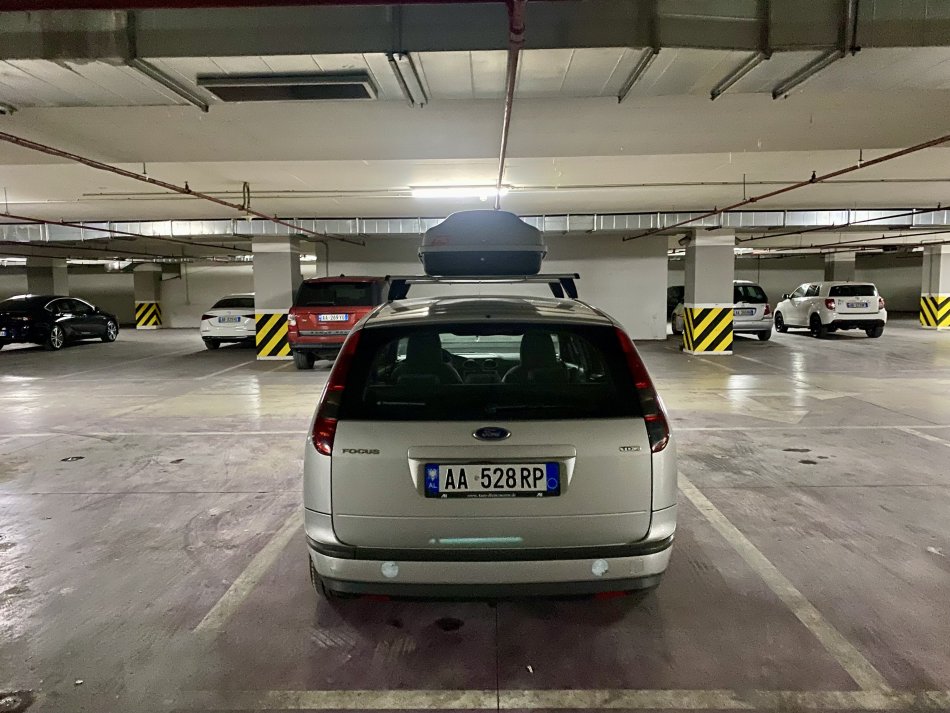 Tirane, shitet me portobagazh Ford Focus Nafte, gri metalizato manuale Kondicioner 13 km 2.600 €