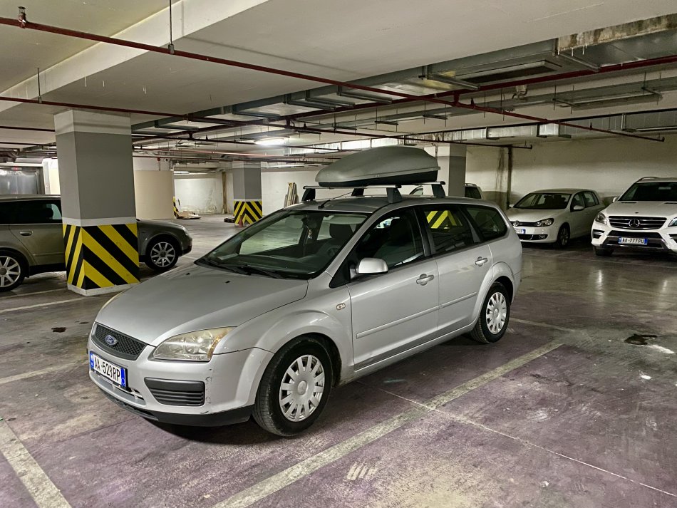Tirane, shitet me portobagazh Ford Focus Nafte, gri metalizato manuale Kondicioner 13 km 2.600 €