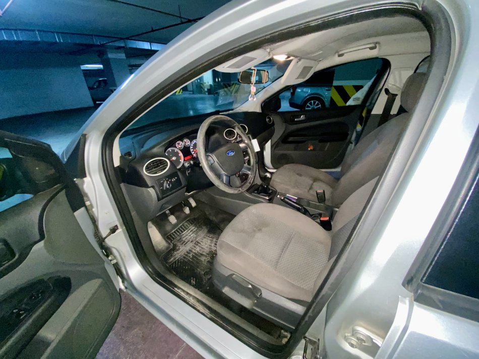 Tirane, shitet me portobagazh Ford Focus Nafte, gri metalizato manuale Kondicioner 13 km 2.600 €