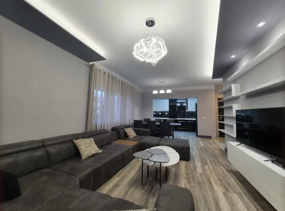 Tirane, shitet apartament , 145 m² 