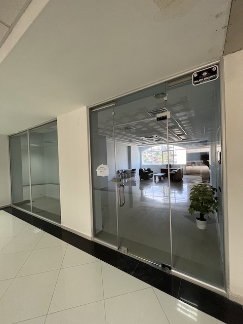 Durres Qender - ambient zyre, kati 2, 80 m² - 6 €/m2 =480€/neto/muaj- prane pallatit te sportit / rruga Adria