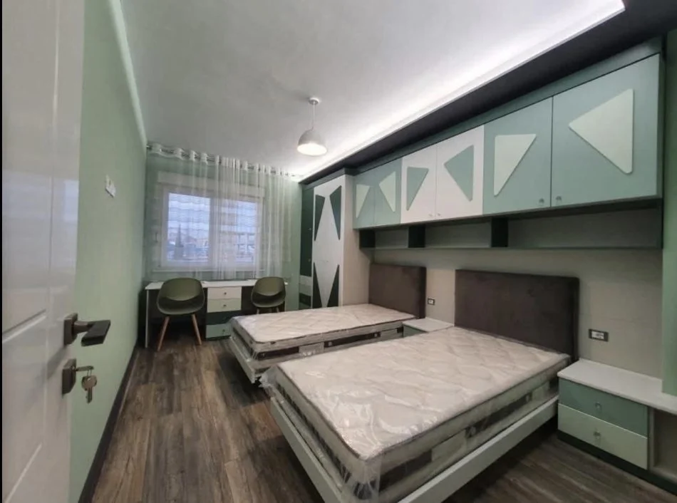 Tirane, shitet apartament , 145 m² 