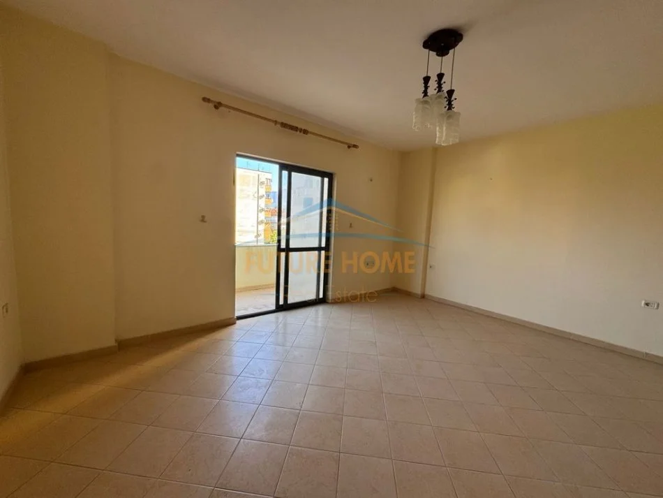 Tirane, jepet me qera apartament 1+1 Kati 3, 66 m² 400 € (Laprake perballe gjimnazit Aleks Buda.)