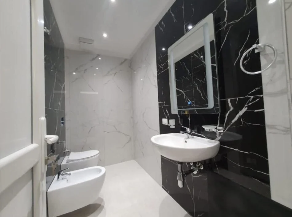 Tirane, shitet apartament , 145 m² 