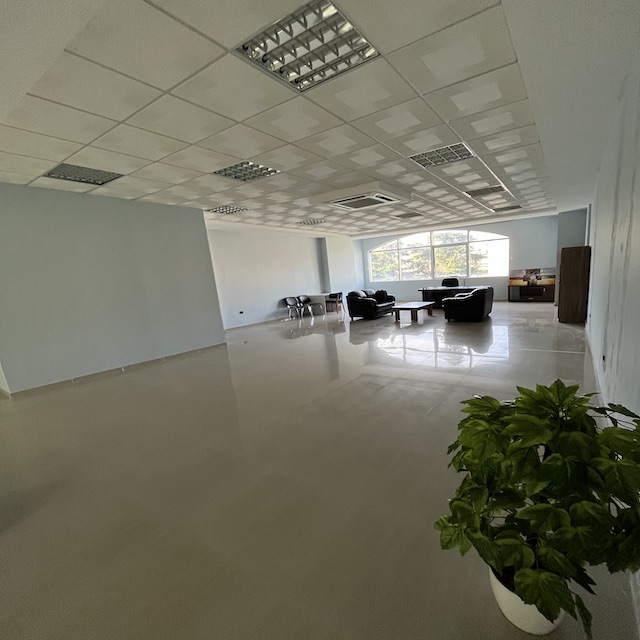 Durres Qender - ambient zyre, kati 3, 80 m² - 6 €/m2 =480€/neto/muaj- prane pallatit te sportit / rruga Adria