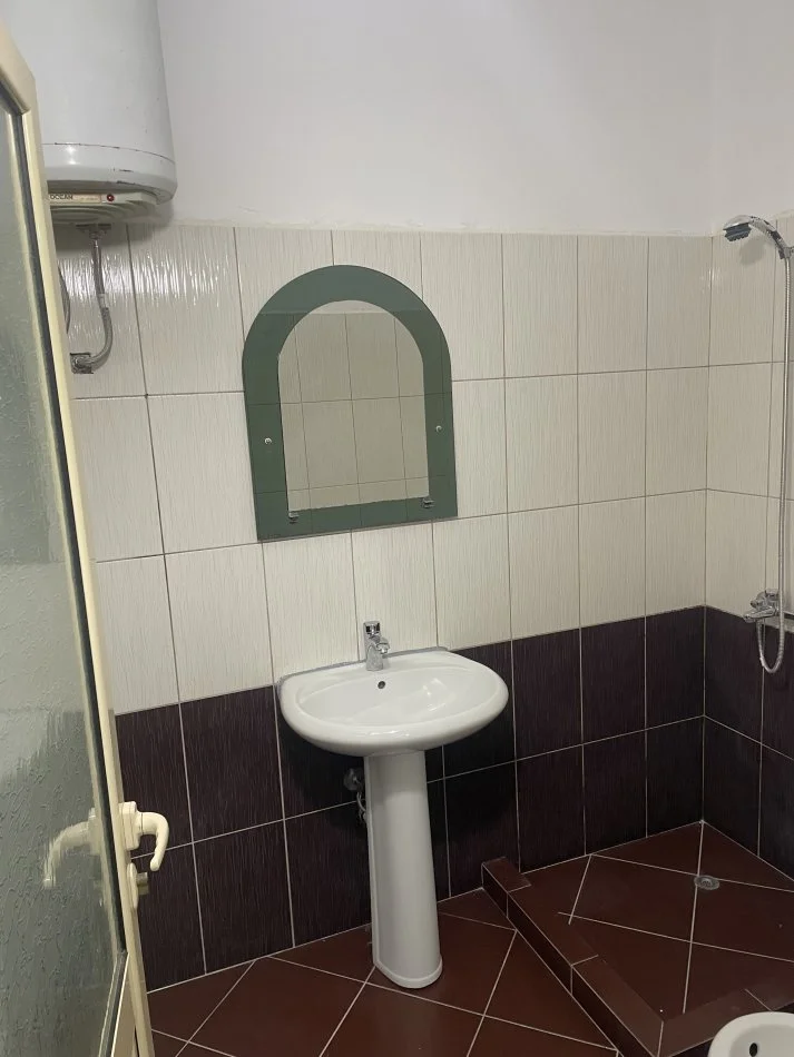 Fier, jepet me qera apartament 2+1+Ballkon Kati 4, 96 m² 170 € (Rruga Skenderbeu , Fier)