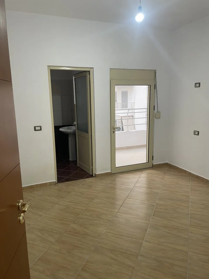 Fier, jepet me qera apartament 2+1+Ballkon Kati 4, 96 m² 170 € (Rruga Skenderbeu , Fier)