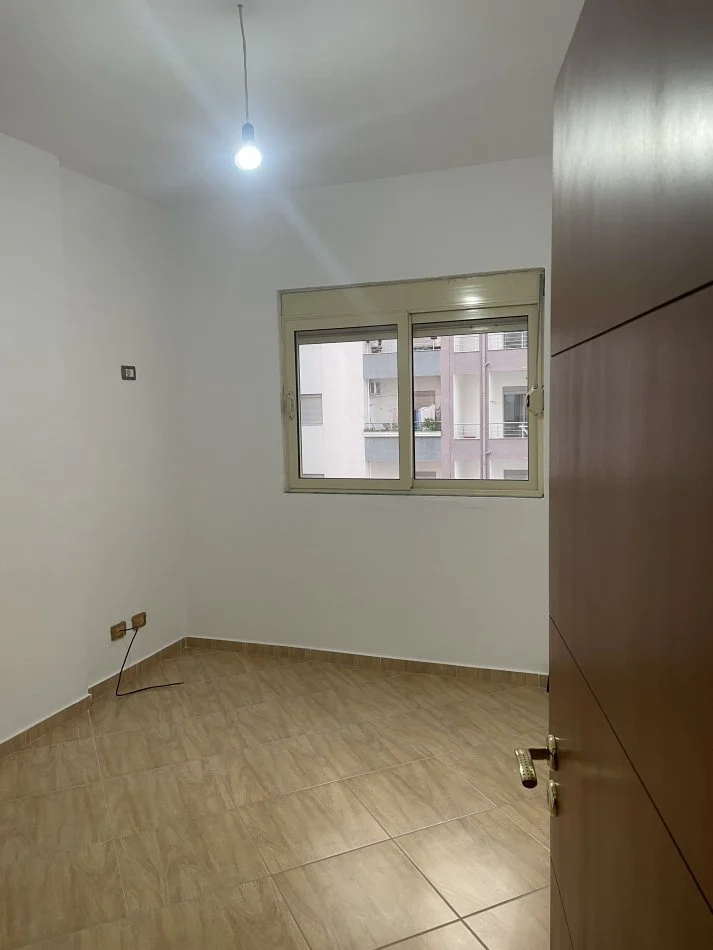 Fier, jepet me qera apartament 2+1+Ballkon Kati 4, 96 m² 170 € (Rruga Skenderbeu , Fier)