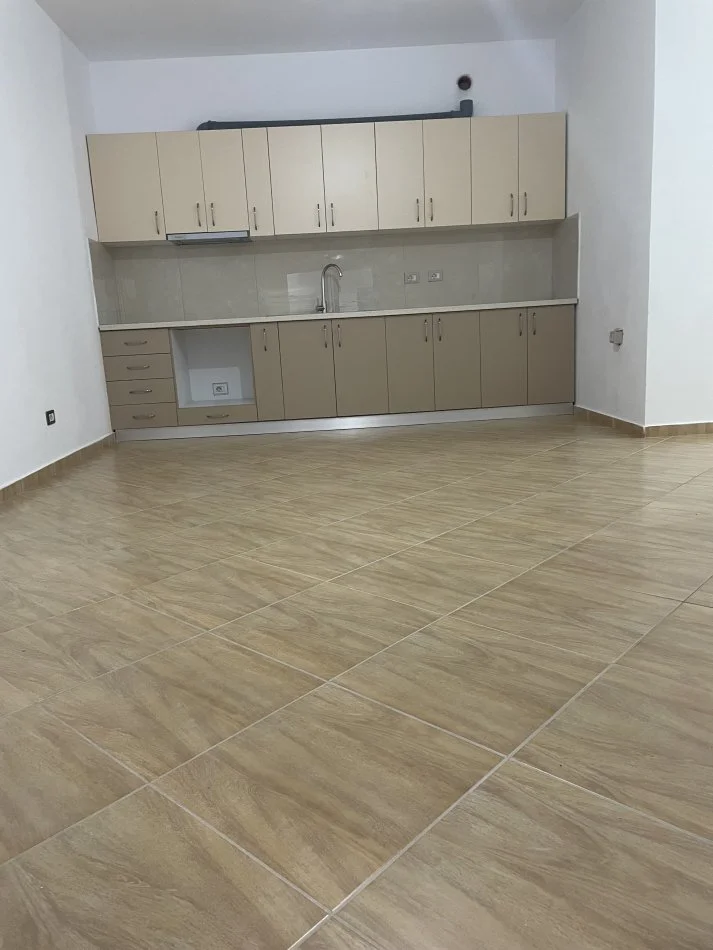 Fier, jepet me qera apartament 2+1+Ballkon Kati 4, 96 m² 170 € (Rruga Skenderbeu , Fier)
