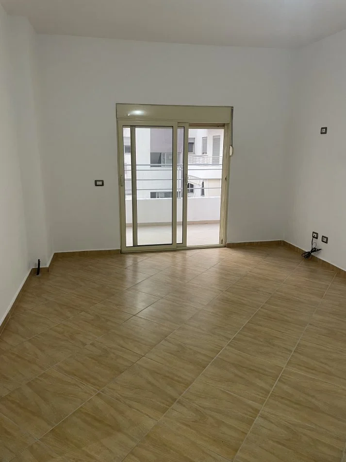 Fier, jepet me qera apartament 2+1+Ballkon Kati 4, 96 m² 170 € (Rruga Skenderbeu , Fier)