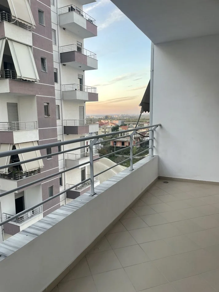 Fier, jepet me qera apartament 2+1+Ballkon Kati 4, 96 m² 170 € (Rruga Skenderbeu , Fier)