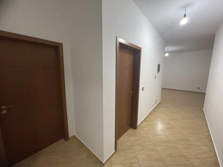 Fier, jepet me qera apartament 2+1+Ballkon Kati 4, 96 m² 170 € (Rruga Skenderbeu , Fier)