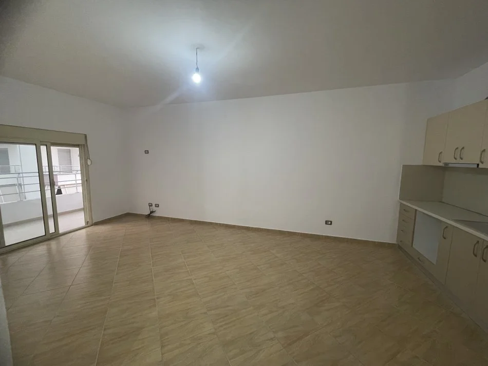 Fier, jepet me qera apartament 2+1+Ballkon Kati 4, 96 m² 170 € (Rruga Skenderbeu , Fier)