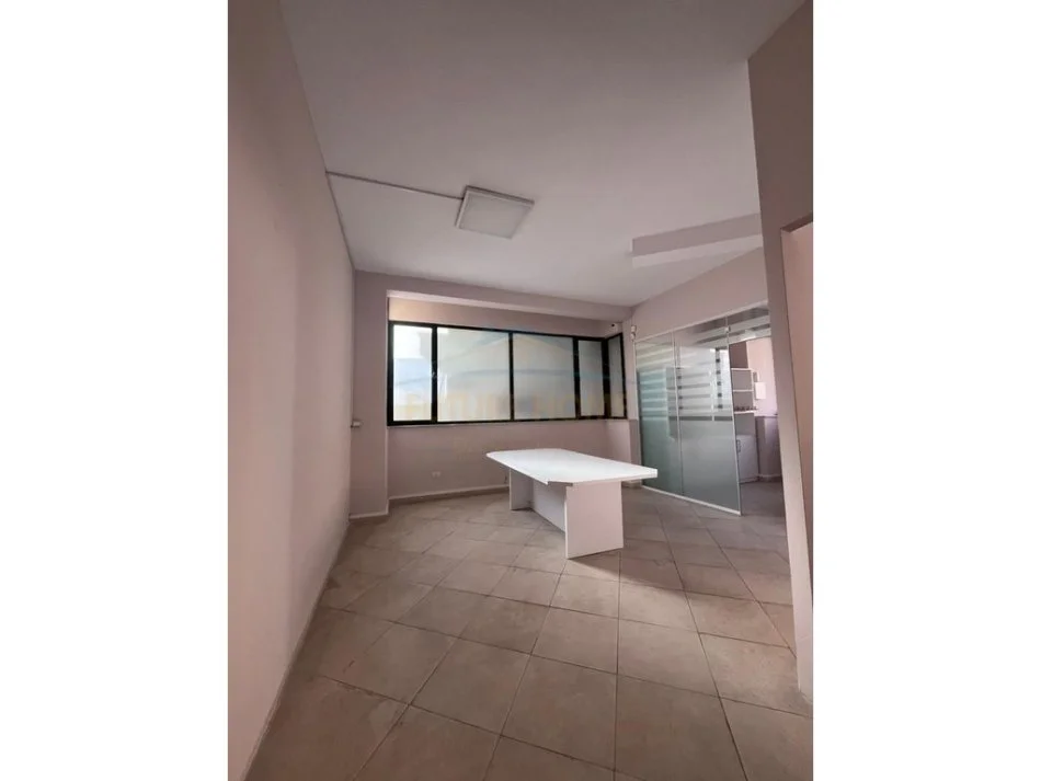 Tirane, jepet me qera ambient biznesi Kati 1, 103 m² 1.100 €