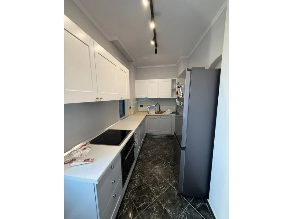 Tirane, jepet me qera apartament Kati 5, 94 m² 750 €