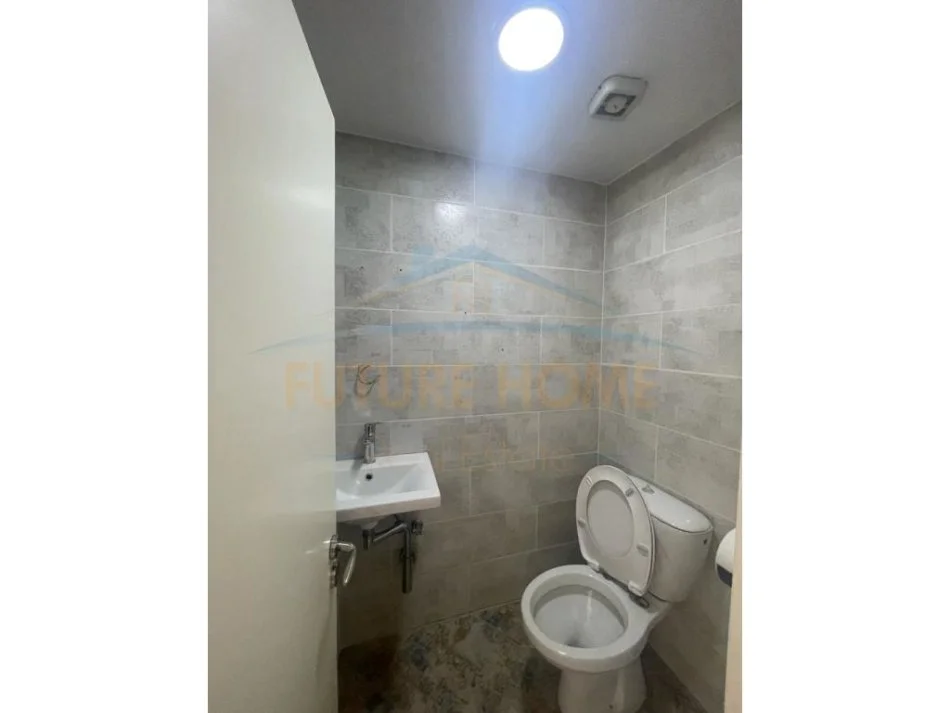 Tirane, jepet me qera zyre Kati 3, 50 m² 700 €