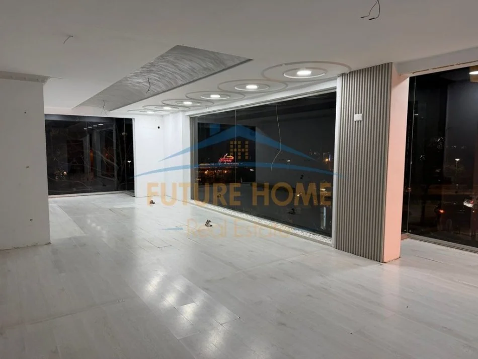 Tirane, jepet me qera ambjent biznesi Kati 1, 72 m² 1.200 €