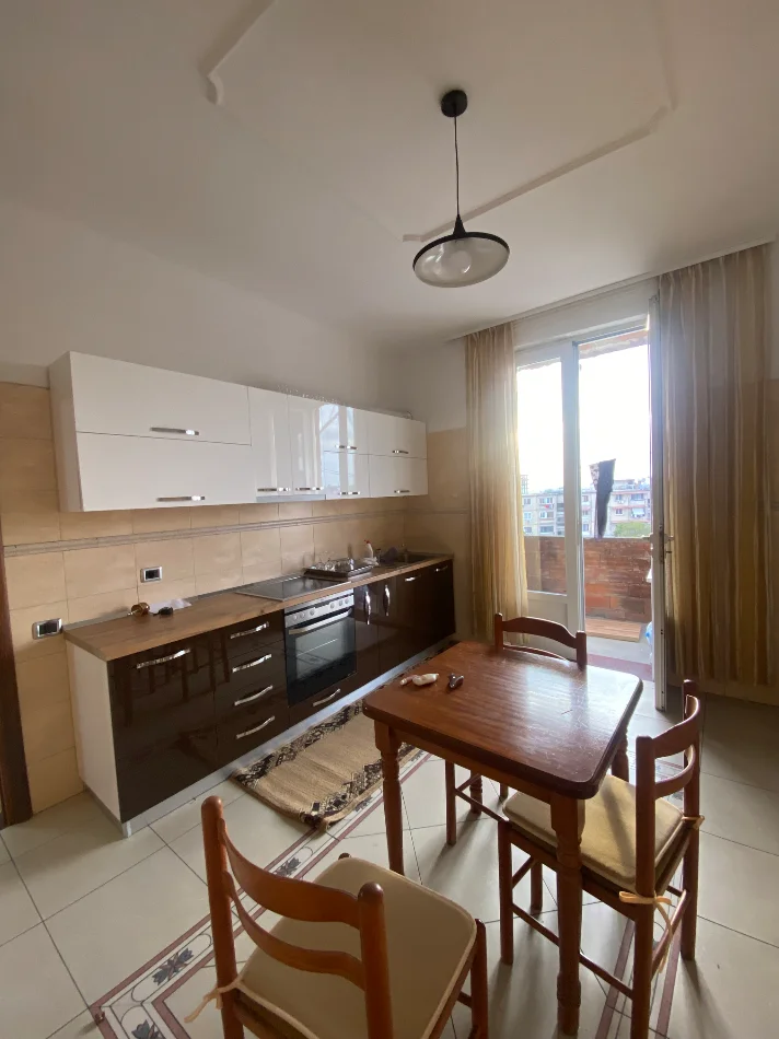 Tirane, jepet me qera apartament 3+1 Kati 3, 140 m² 500 € (Rruga Myslym Keta)