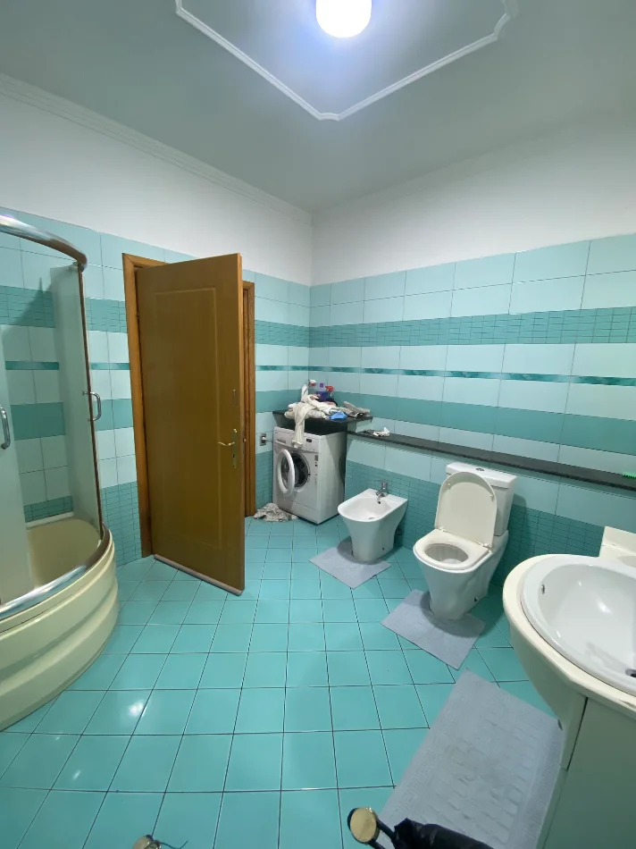 Tirane, jepet me qera apartament 3+1 Kati 3, 140 m² 500 € (Rruga Myslym Keta)