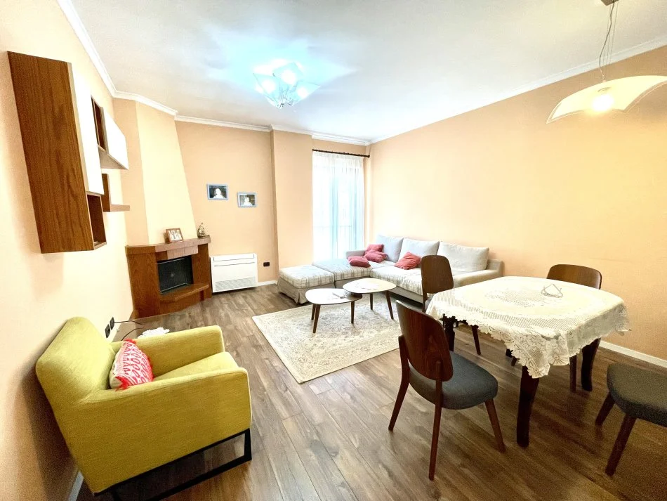 Tirane, jepet me qera apartament 3+1+Aneks+Ballkon Kati 2, 149 m² 1.700 € 
