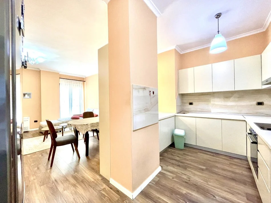 Tirane, jepet me qera apartament 3+1+Aneks+Ballkon Kati 2, 149 m² 1.700 € 