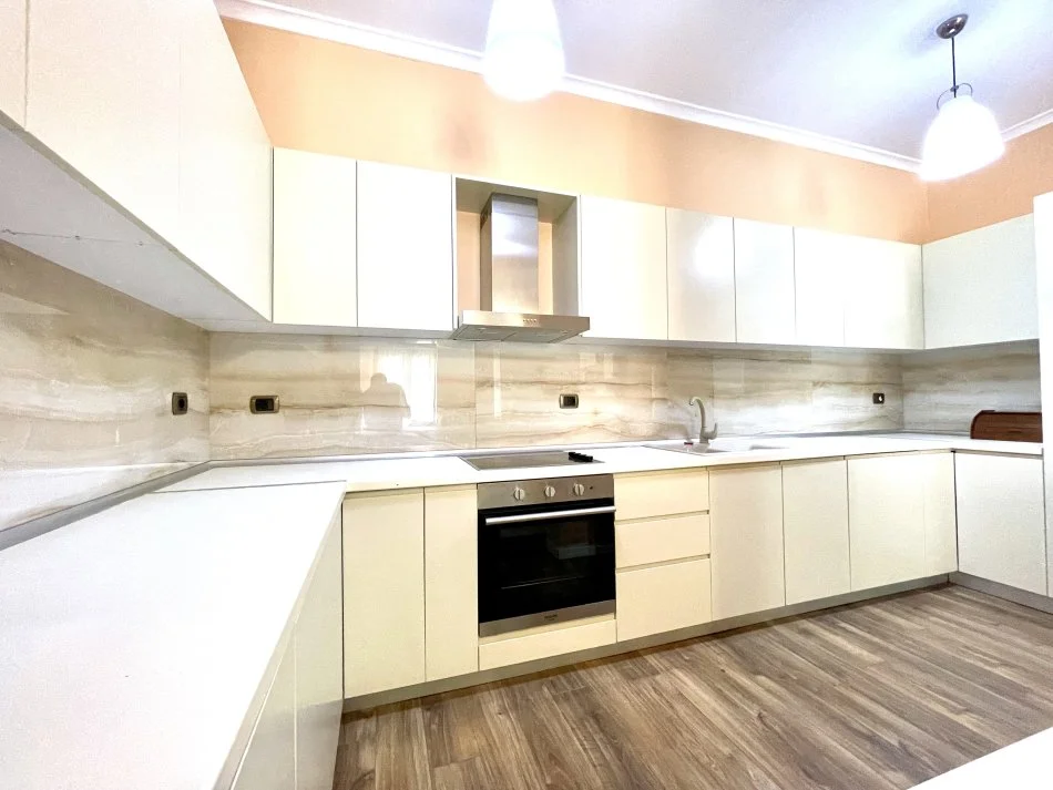 Tirane, jepet me qera apartament 3+1+Aneks+Ballkon Kati 2, 149 m² 1.700 € 