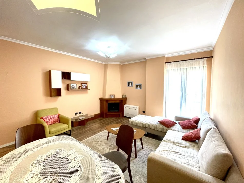 Tirane, jepet me qera apartament 3+1+Aneks+Ballkon Kati 2, 149 m² 1.700 € 