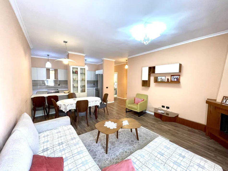 Tirane, jepet me qera apartament 3+1+Aneks+Ballkon Kati 2, 149 m² 1.700 € 