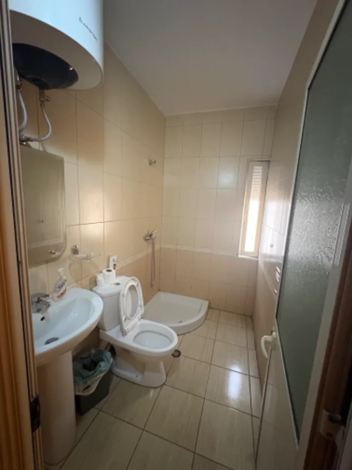 Tirane, Dhoma me qera per vajza ose studente  Kati 1, 20 m² 300 €