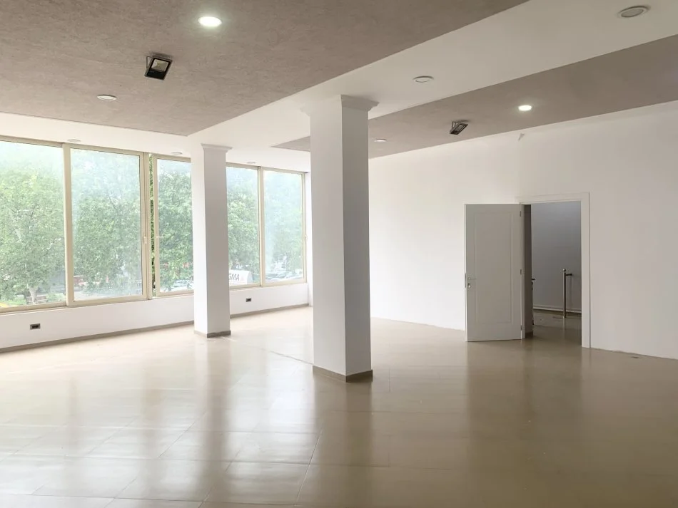 Elbasan, jepet me qera ambjent biznesi Kati 1, 200 m² 1.700 € (https://maps.app.goo.gl/Qq1ekTcGC4R25rBY9?g_st=ipc)