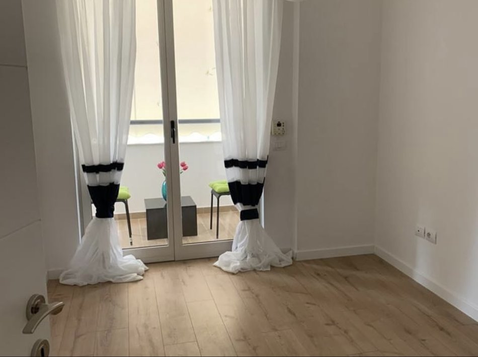 Tirane, jepet me qera apartament 2+1 , 850 € (Rruga e Kosovareve)