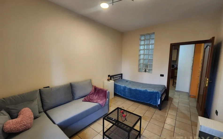 Tirane, jepet me qera apartament 1+1+Ballkon Kati 4, 55 m² 450 € (Rruga e Kavajes)