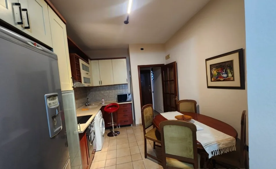 Tirane, jepet me qera apartament 1+1+Ballkon Kati 4, 55 m² 450 € (Rruga e Kavajes)