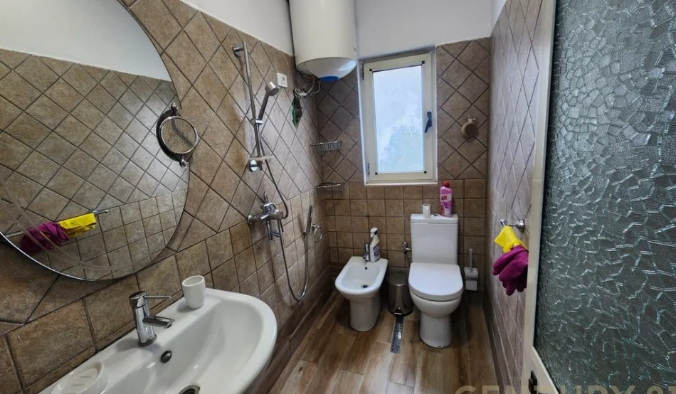 Tirane, jepet me qera apartament 1+1+Ballkon Kati 4, 55 m² 450 € (Rruga e Kavajes)