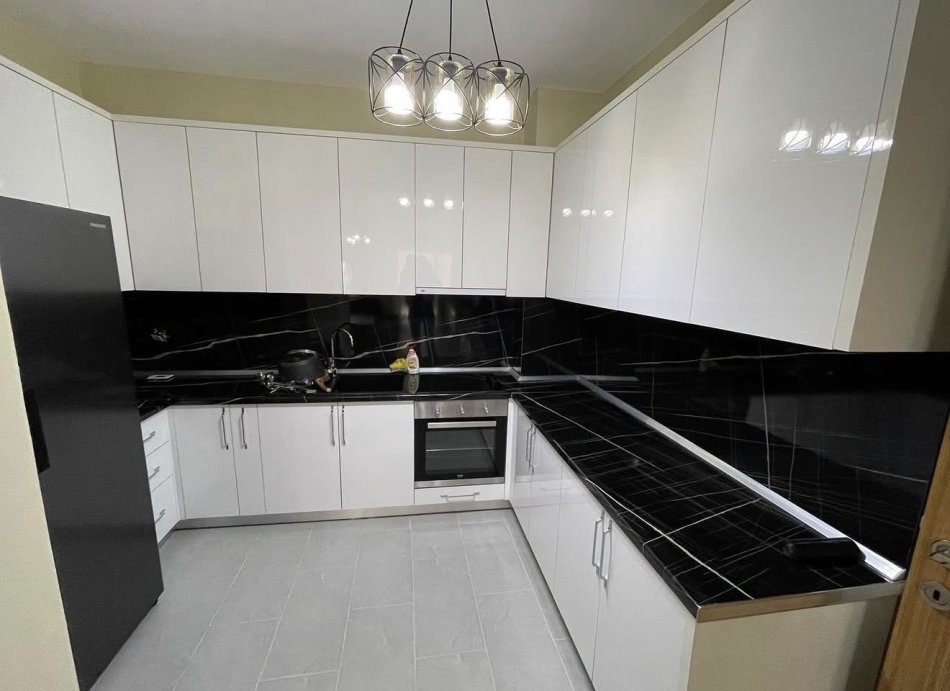 Tirane, jepet me qera apartament 2+1+Ballkon Kati 4, 105 m² 480 € (Yzberish)