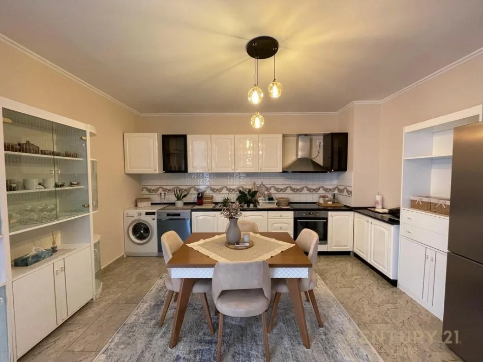 Tirane, jepet me qera 2+1 Kati 3, 98 m² 1.100 € 