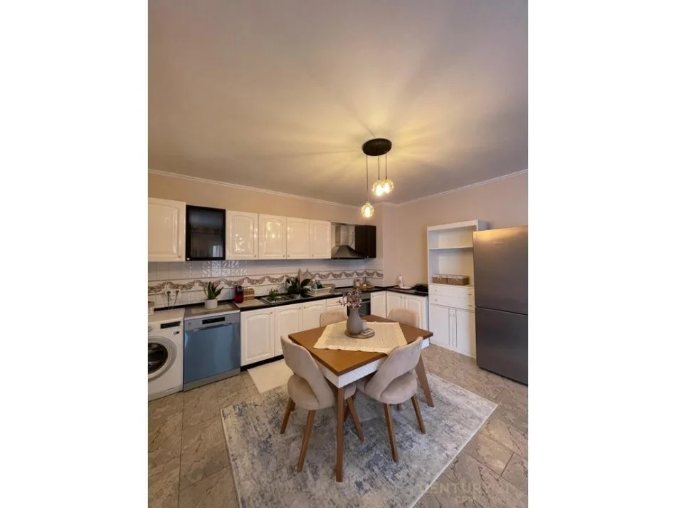 Tirane, jepet me qera 2+1 Kati 3, 98 m² 1.100 € 