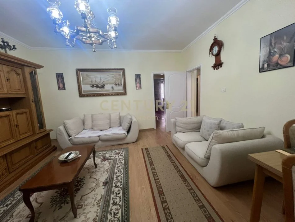 Tirane, jepet me qera apartament 2+1 Kati 2, 90 m² 700 € 