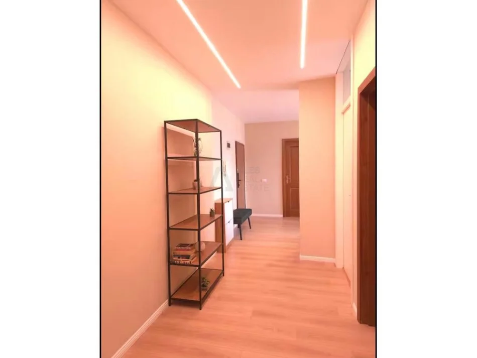 Tirane, jepet me qera apartament 2+1 , 145 m² 1.200 € (Blloku)