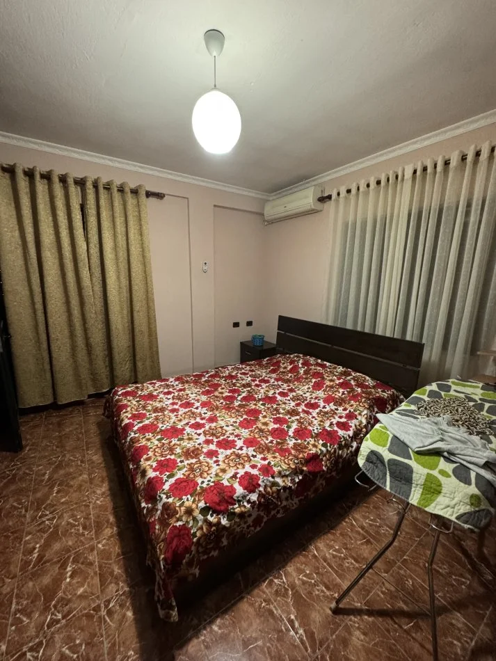 Tirane, jepet me qera apartament 3+1+Ballkon Kati 4, 100 m² 450 € (Egnatia)