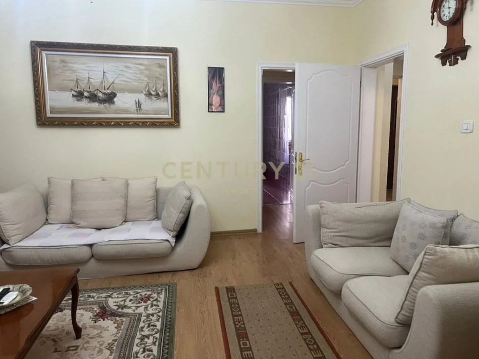 Tirane, jepet me qera apartament 2+1 Kati 2, 90 m² 700 € 