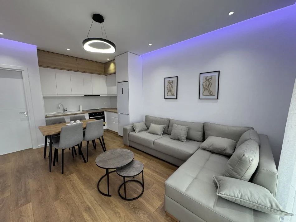 Tirane, jap me qera apartament 1+1+Ballkon Kati 3, 55 m² 500 € (Rruga 5 maji)