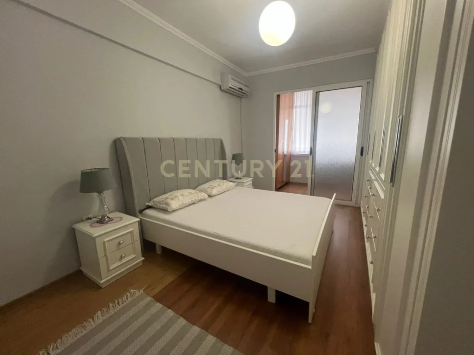 Tirane, jepet me qera apartament 2+1 Kati 2, 90 m² 700 € 