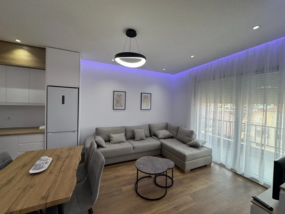 Tirane, jap me qera apartament 1+1+Ballkon Kati 3, 55 m² 500 € (Rruga 5 maji)