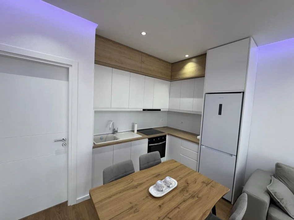 Tirane, jap me qera apartament 1+1+Ballkon Kati 3, 55 m² 500 € (Rruga 5 maji)