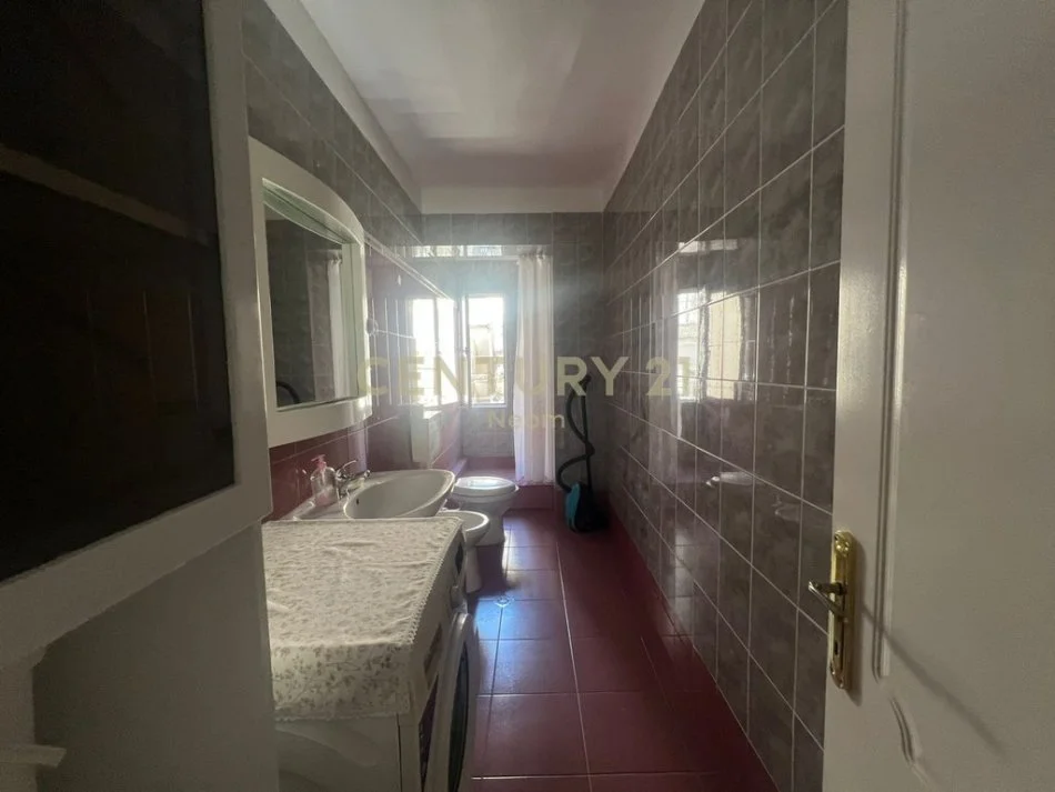 Tirane, jepet me qera apartament 2+1 Kati 2, 90 m² 700 € 