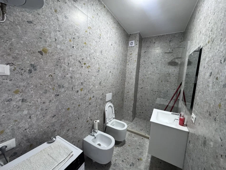 Tirane, jap me qera apartament 1+1+Ballkon Kati 3, 55 m² 500 € (Rruga 5 maji)